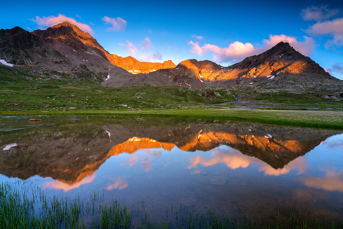 Sonnenuntergang am Gaviapass in der Sommersaison, Provinz Brescia in der Lombardei, Italien.