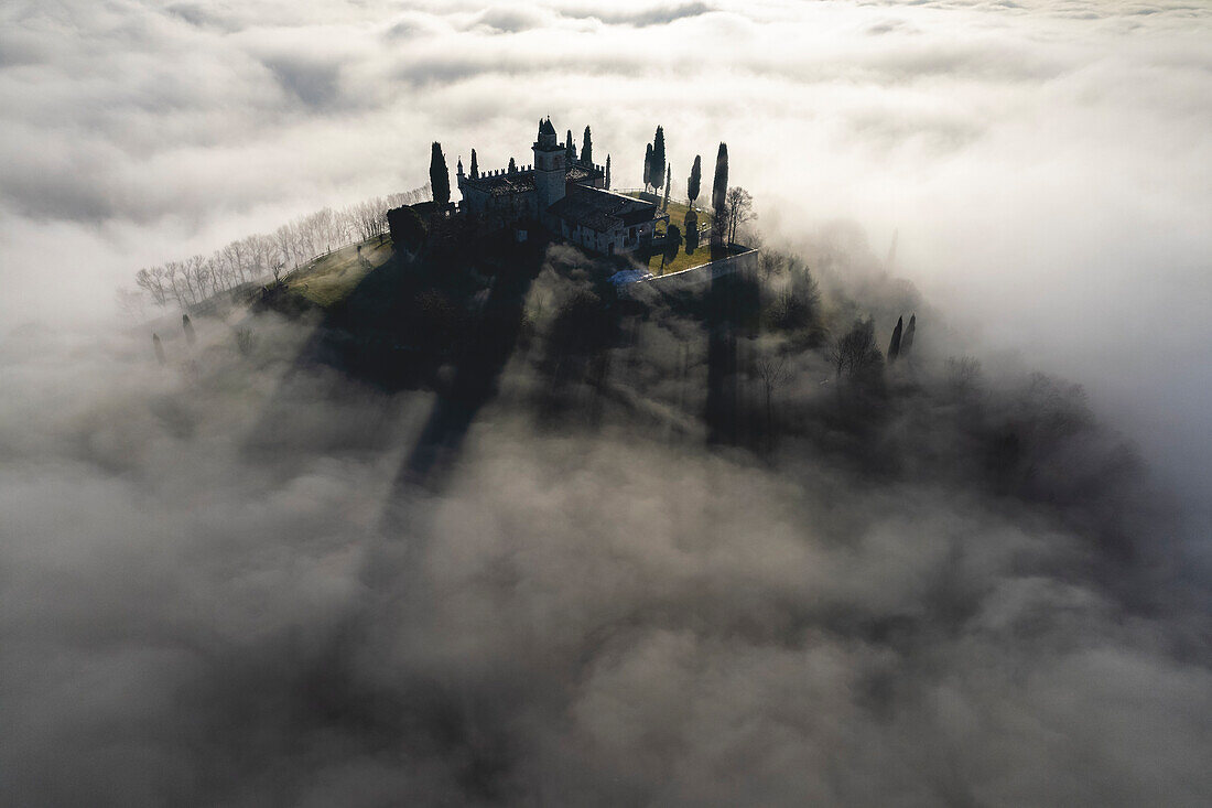 Santissima di Gussago über den Wolken in Franciacorta, Provinz Brescia in der Lombardei, Italien.