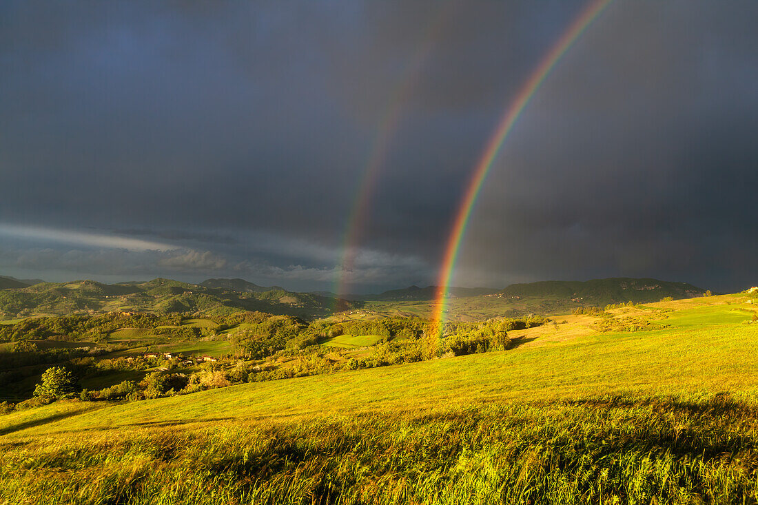 Tortona Hügel bei Sonnenuntergang mit Regenbogen, Alessandria Provinz, Piemont, Italien, Europa.