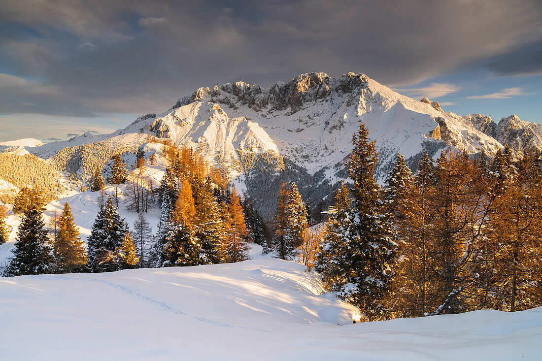 Sonnenaufgang in den Orobie-Alpen in der Wintersaison, Provinz Bergamo in der Lombardei, Italien.
