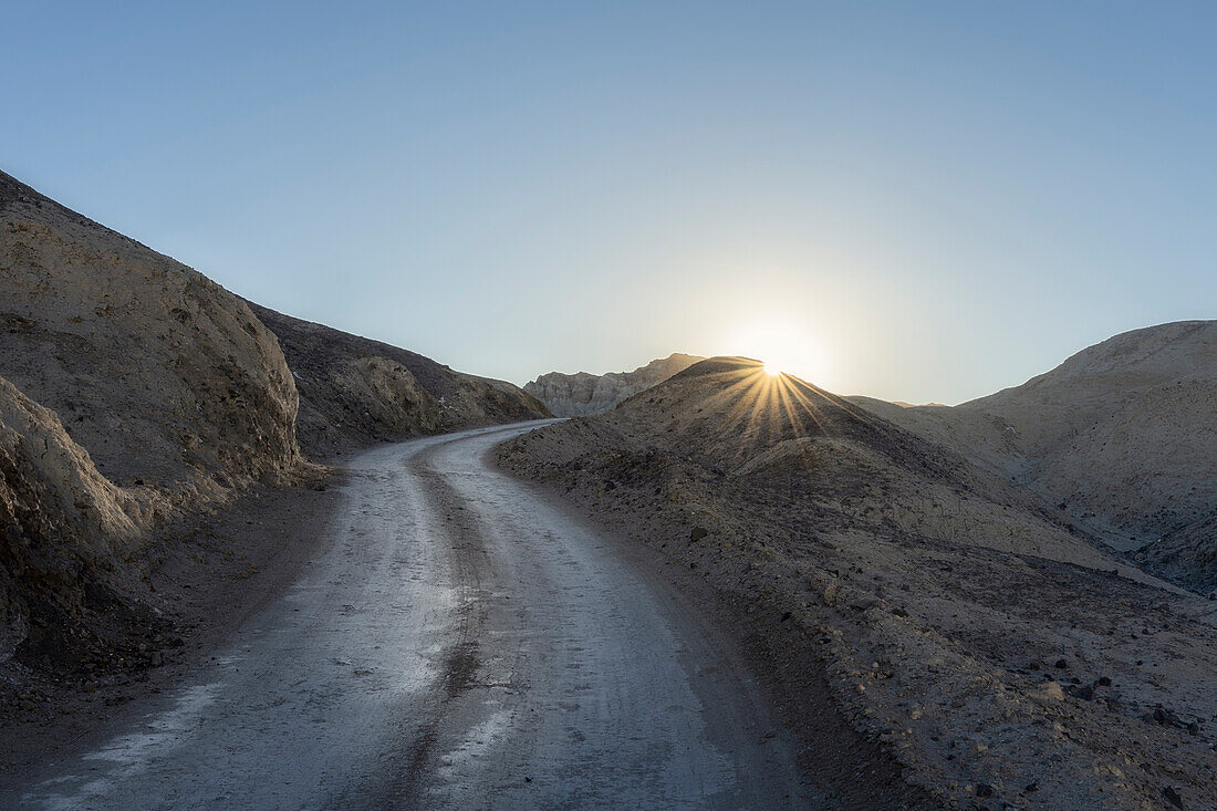 Abseits des Weges bei Sonnenuntergang im Death-Valley-Nationalpark, Kalifornien, USA