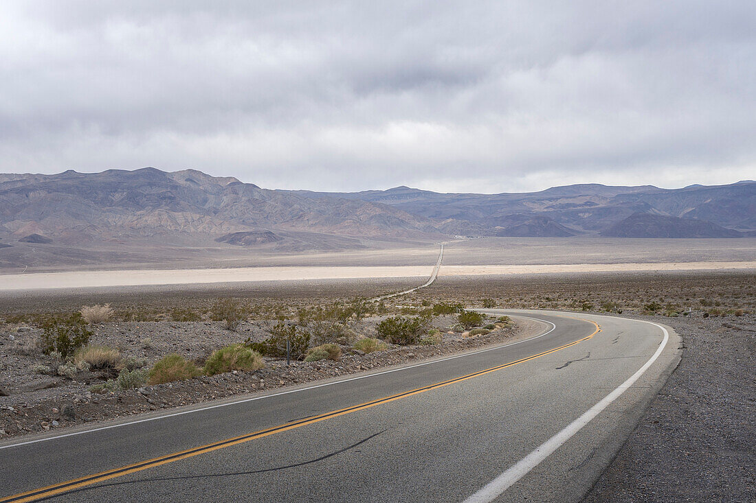 On The Road Fahrt durch den Death Valley National Park, Kalifornien, USA