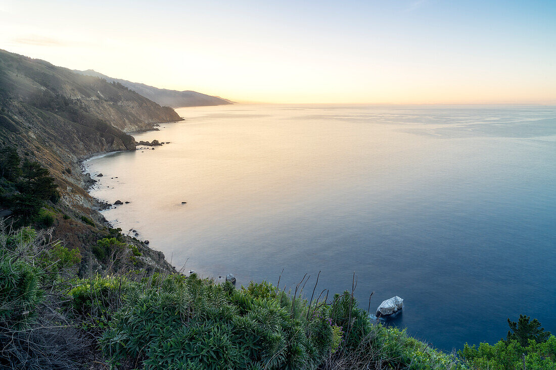 Sonnenaufgangsfarben am Pazifischen Ozean, Highway 1, Kalifornien, USA