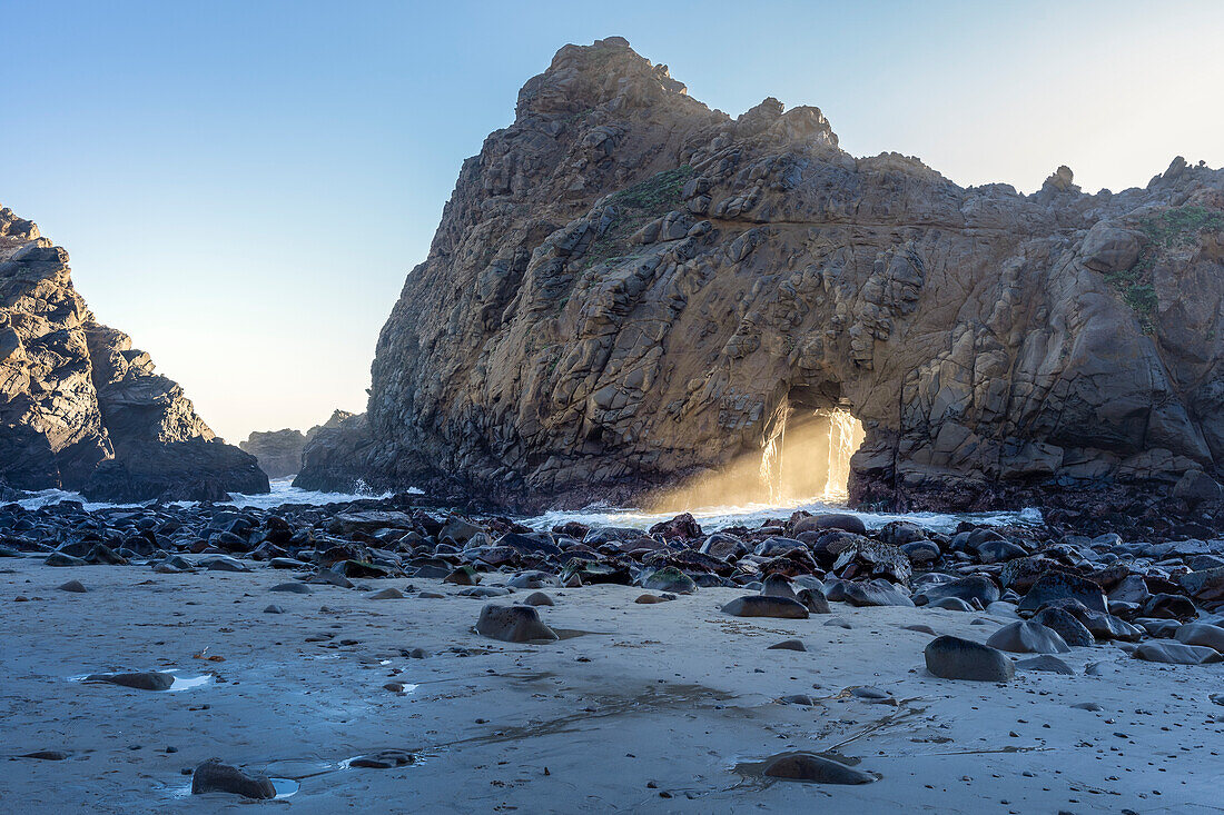 Das Lichtportal: ein toller Sonnenuntergang am Pfeiffer Beach, Kalifornien, USA