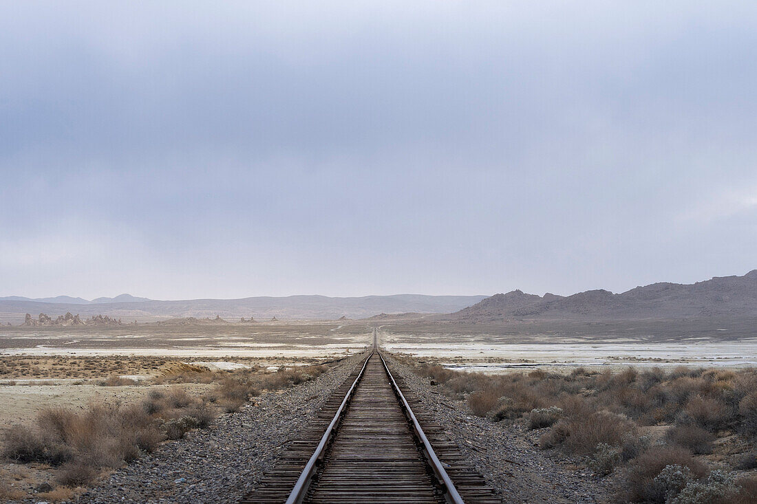 Alte verlassene Eisenbahnstrecke durch die kalifornische Wüste, USA