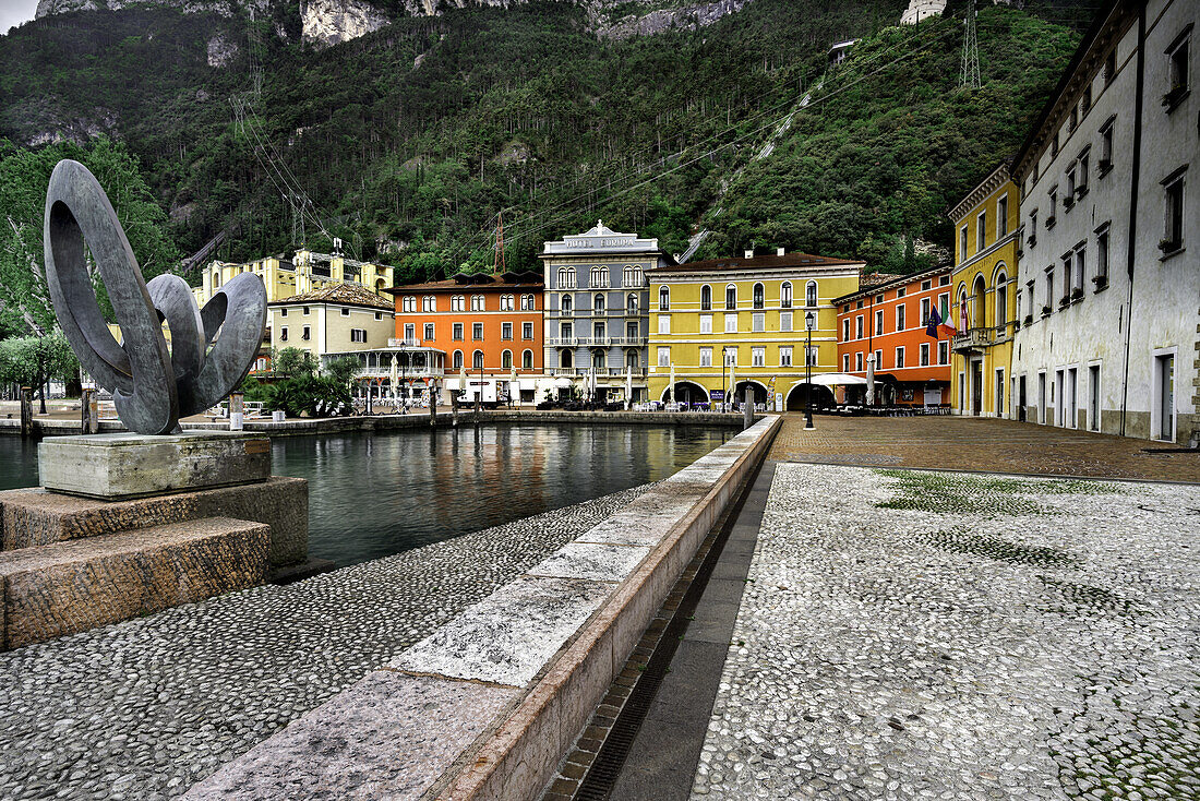 Seeufer von Riva del Garda, (Marinai d'Italia) im Quadrat 3 novembre. Riva del Garda, Trentino-Südtirol, Gardasee, Provinz Trient, Südeuropa, Italien