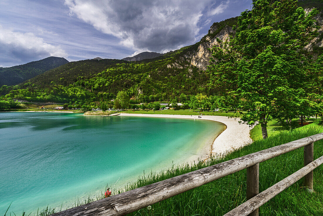 Ledrosee, mit Bergen im Hintergrund und einem schönen blauen Himmel. Ledro, Ledrosee, Provinz Trient, Trentino-Südtirol, Italien, Norditalien, Europa