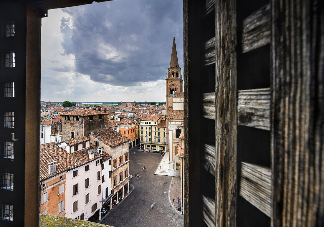 Antikes Fenster des astronomischen Uhrenturms am Morgen mit Andrea Mantegna Platz, Glockenturm der S.Andrea Basilika Mantua, Lombardei, Norditalien, Südeuropa