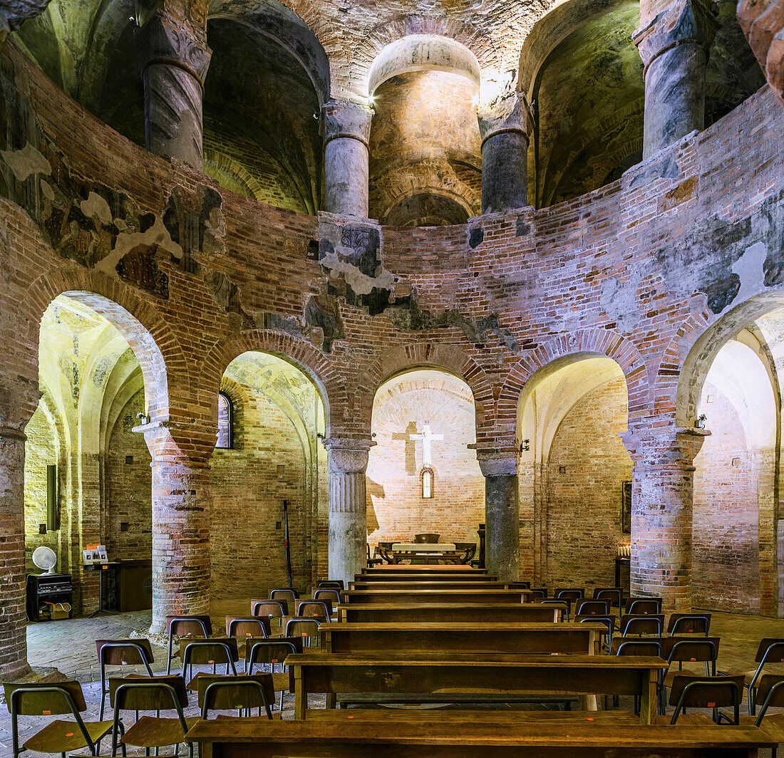 Innenraum der Rotunde der Kirche San Lorenzo mit typischen mittelalterlichen Bögen Mantova, Lombardei, Norditalien, Südeuropa