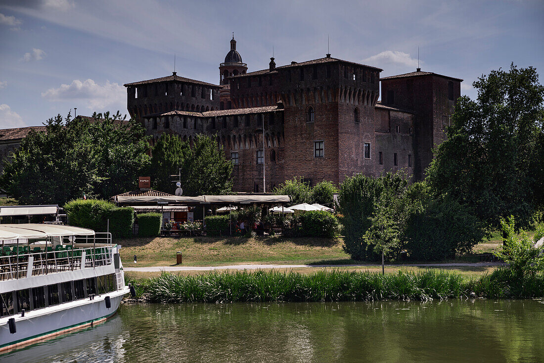 Touristisches Boot auf dem Mincio, mit der Burg von S. Giorgio im Hintergrund Mantova, Lombardei, Norditalien, Südeuropa