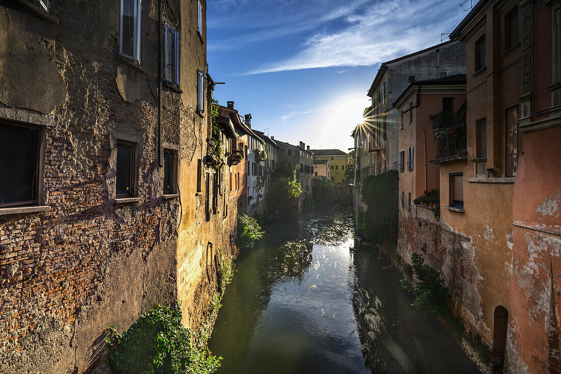 Rio von Mantova, ältere typische volkstümliche Häuser an einem sonnigen Tag mit Sonne rechts Mantova, Lombardei, Norditalien, Südeuropa