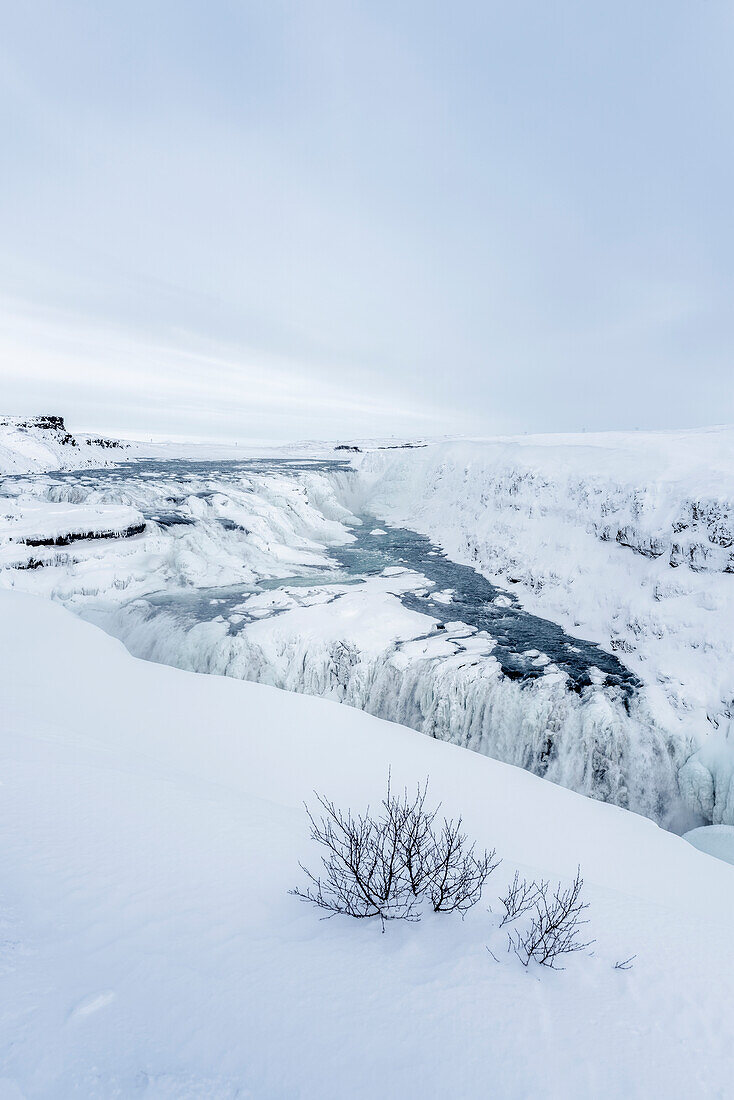 Europa, Island: ein Wintersturm zieht über den Gullfoss Wasserfall, eine Ikone der Golden Circle Route