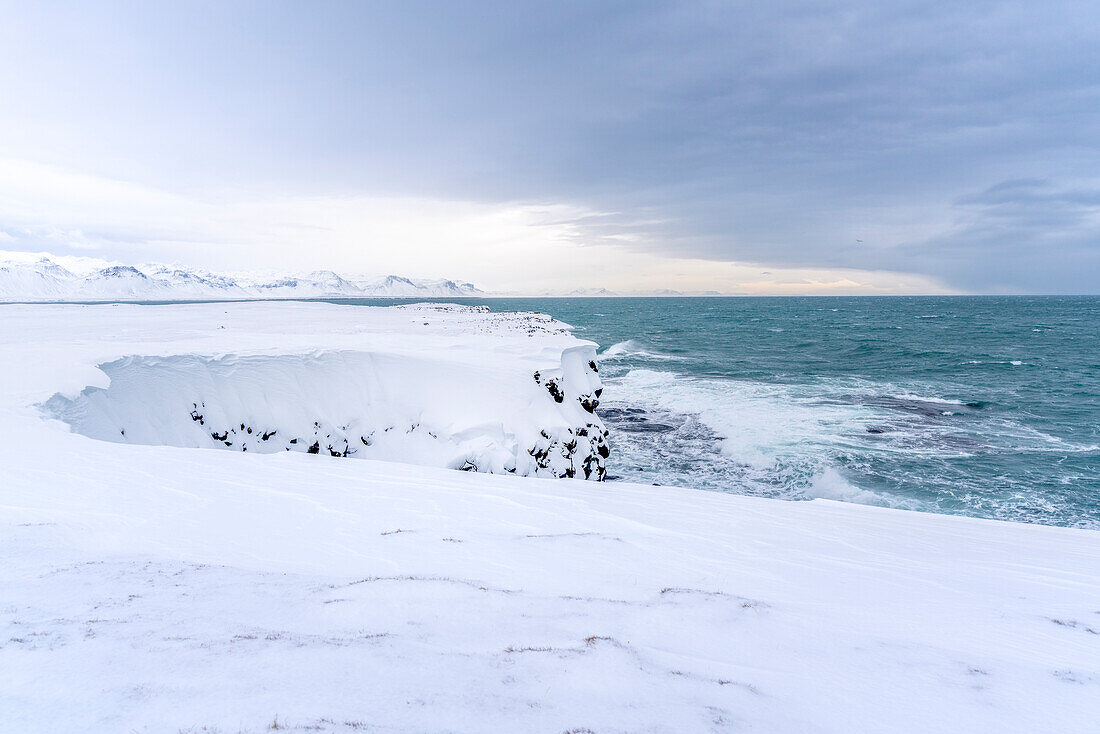 Europa, Island: Schnee und Eis auf den Klippen der Halbinsel Snaefellsnes