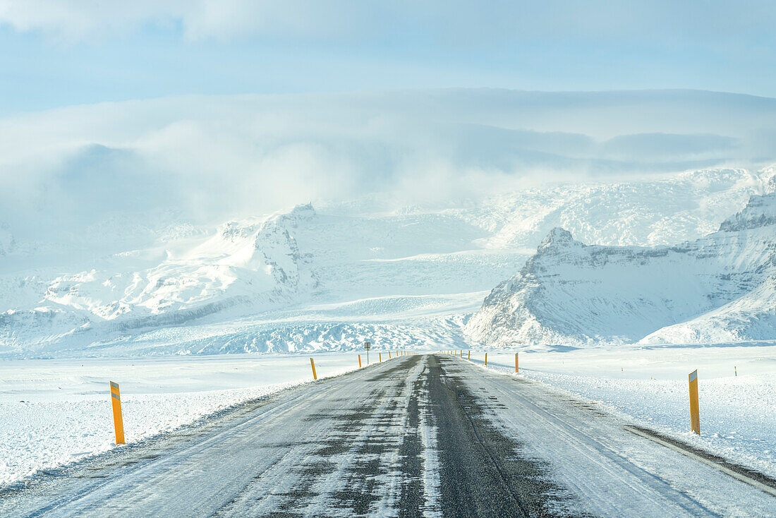 Die Straße, die zum Vatnajökull-Gletscher führt, Skaftafel-Nationalpark, Island, Europa
