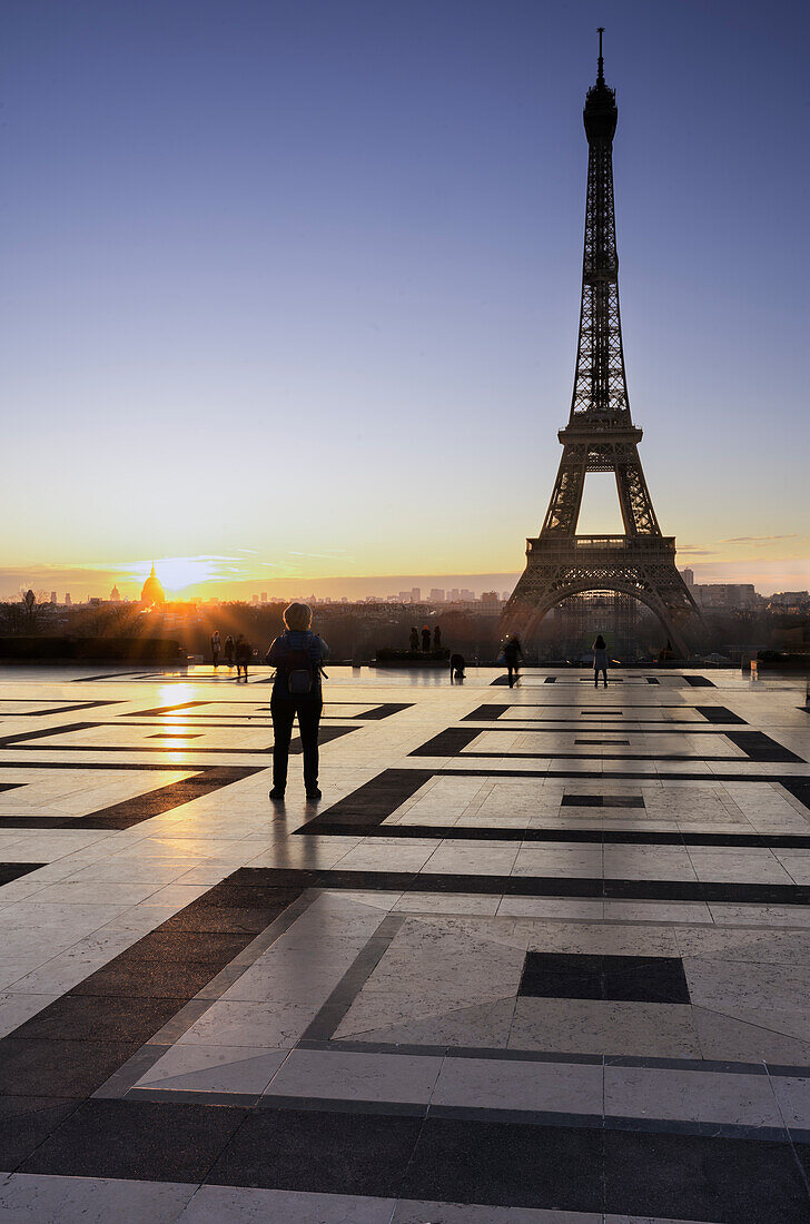 Trocadero mit Person mit Blick auf den Eiffelturm während des Sonnenaufgangs, mit Frontalsonne Frankreich Ile de France Ville de Paris Paris Europa