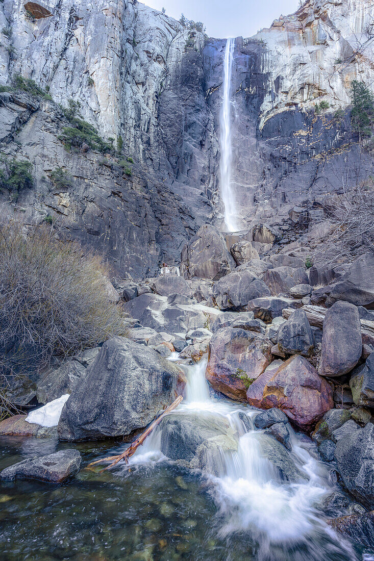 Der Sprung des Bridal Veil Falls; Nordamerika, USA, Kalifornien, Yosemite National Park
