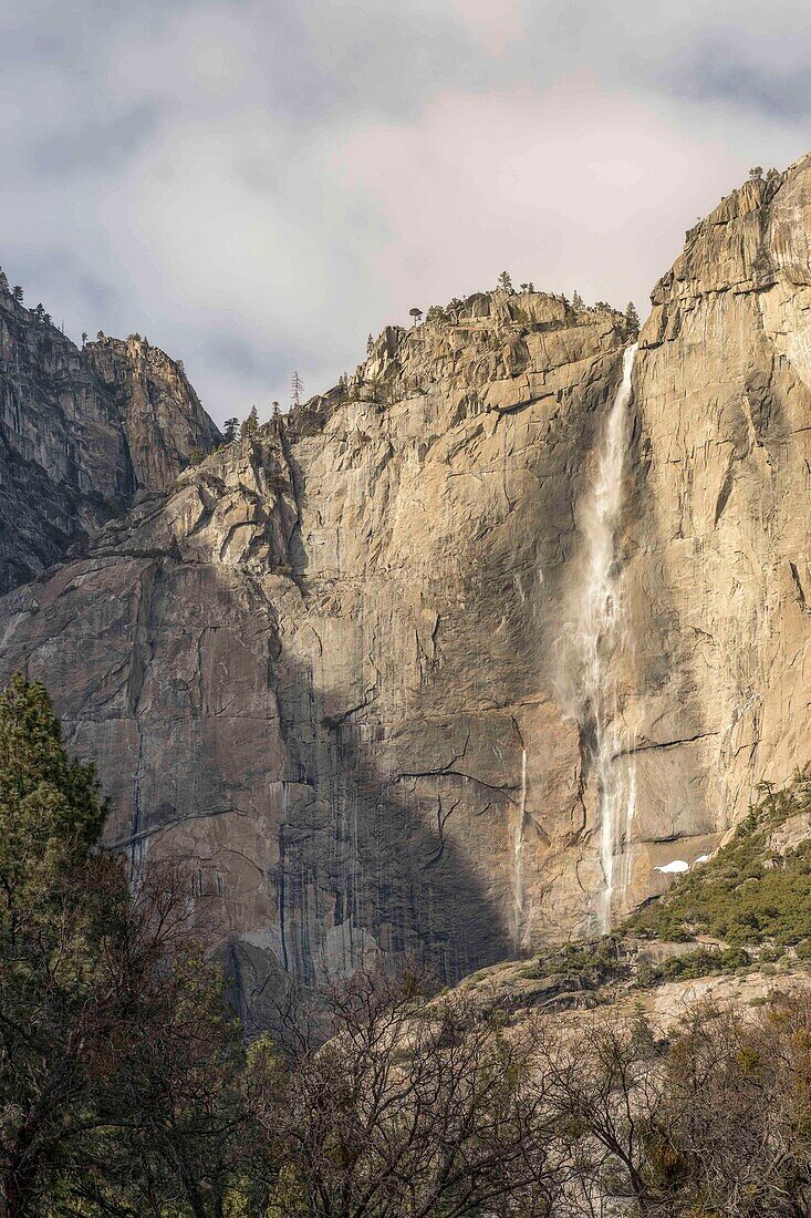 Blick auf den Yosemite-Fall vom Tal aus; Nordamerika, USA, Kalifornien, Yosemite-Nationalpark