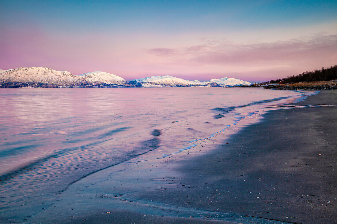 Sonnenuntergang bei Tromso, Nordmannvik, Kafjord, Lyngen Alpen, Troms, Norwegen, Europa.