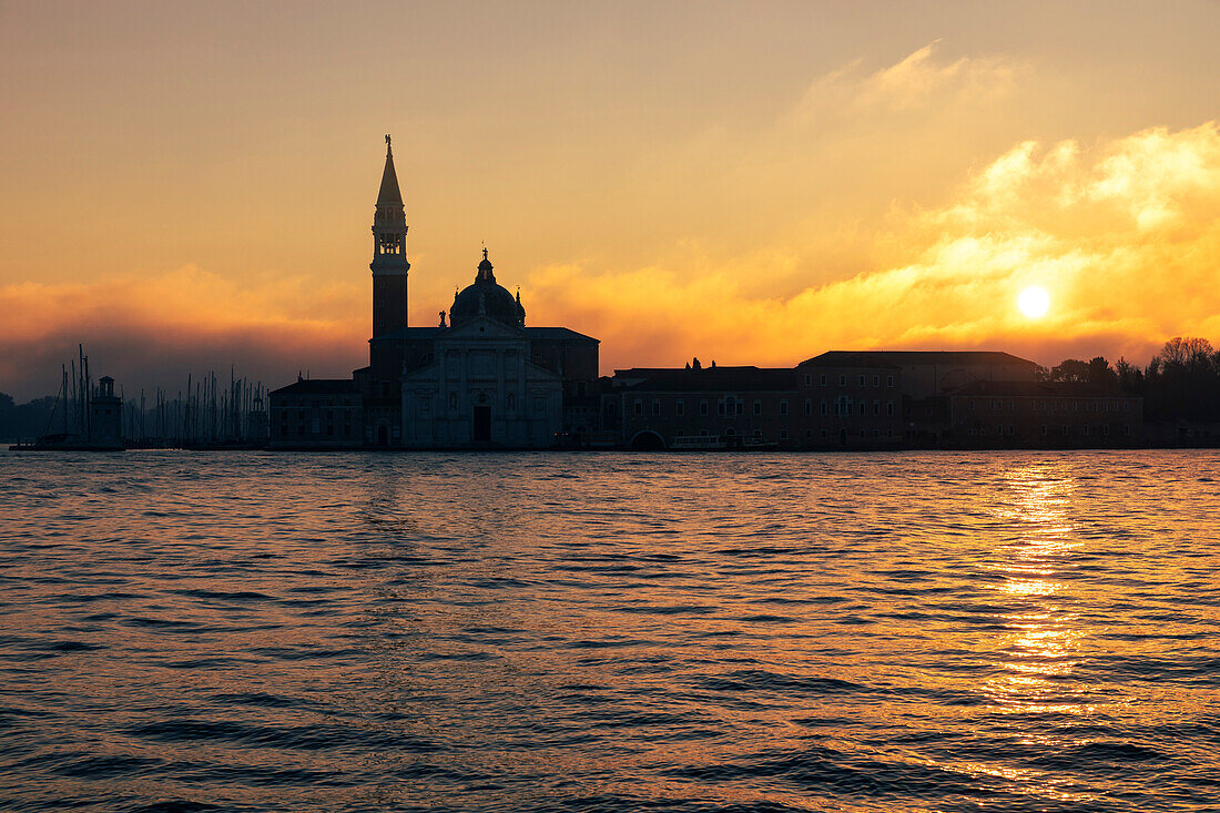 San Giorgio Maggiore bei Sonnenaufgang. Venedig, Venetien, Italien, Europa.