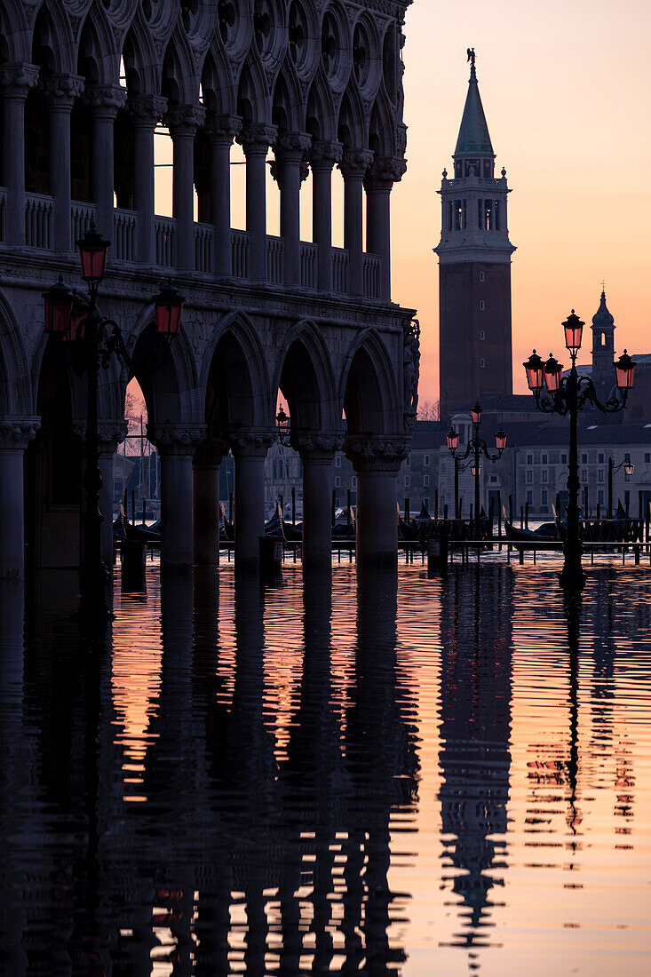 Ebbe und Flut auf dem Markusplatz. Venedig, Venetien, Italien, Europa.
