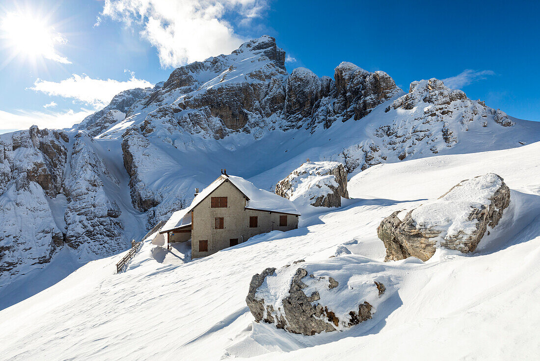 Coldai-Hütte im Winter mit der Civetta im Hintergrund. Venetien, Italien, Europa.