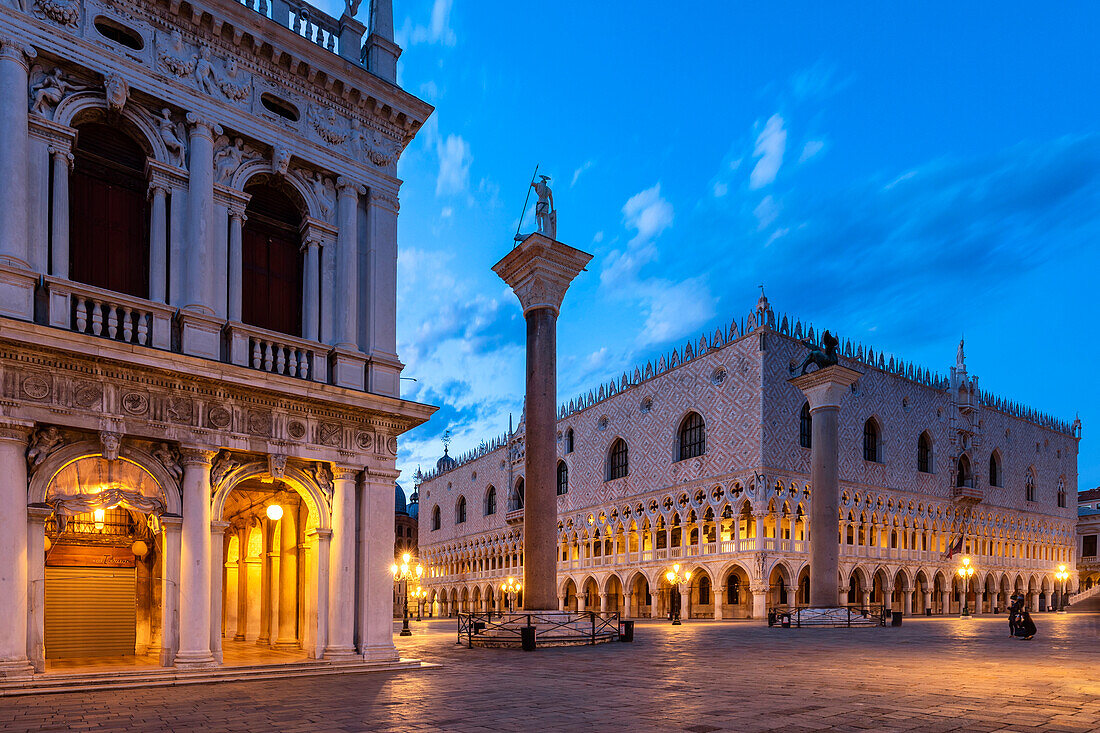 Dogenpalast in der Abenddämmerung während des Coronavirus. Venedig, Venetien, Italien, Europa