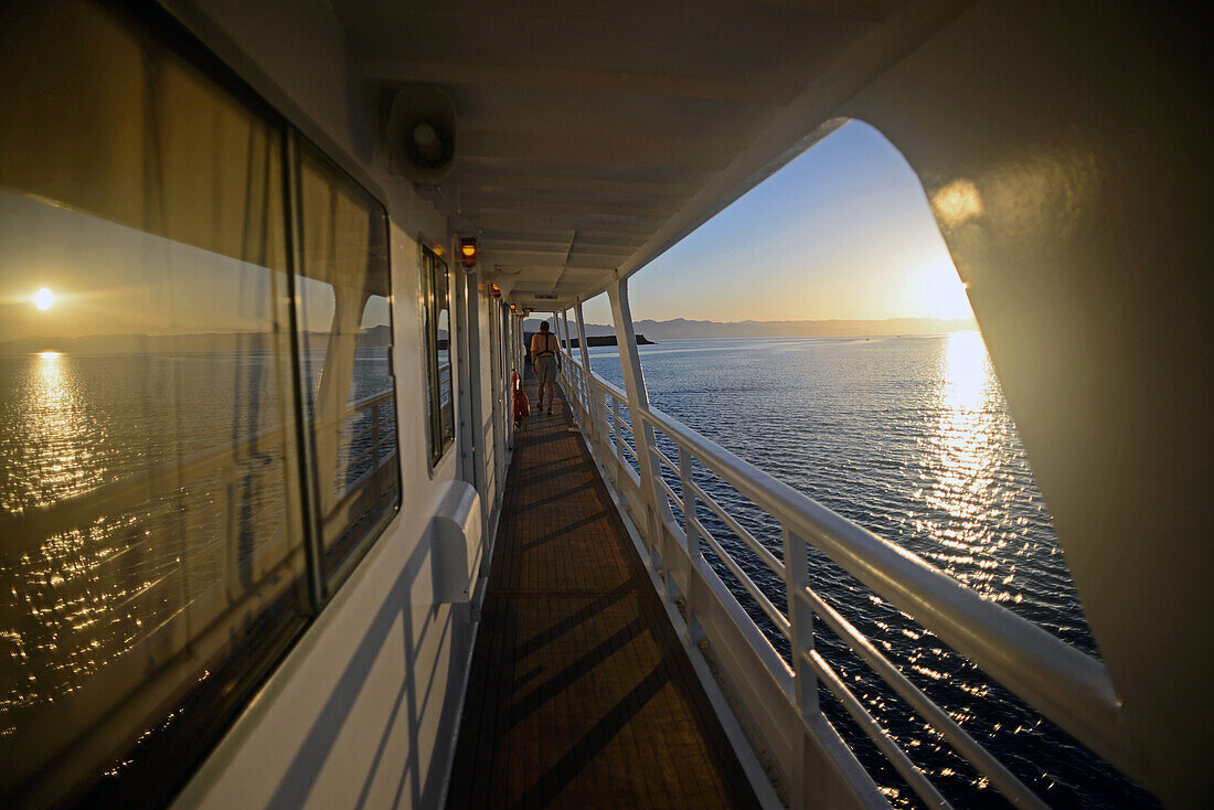 Blick vom Bootsdeck bei Sonnenuntergang, Baja California Sur, Mexiko