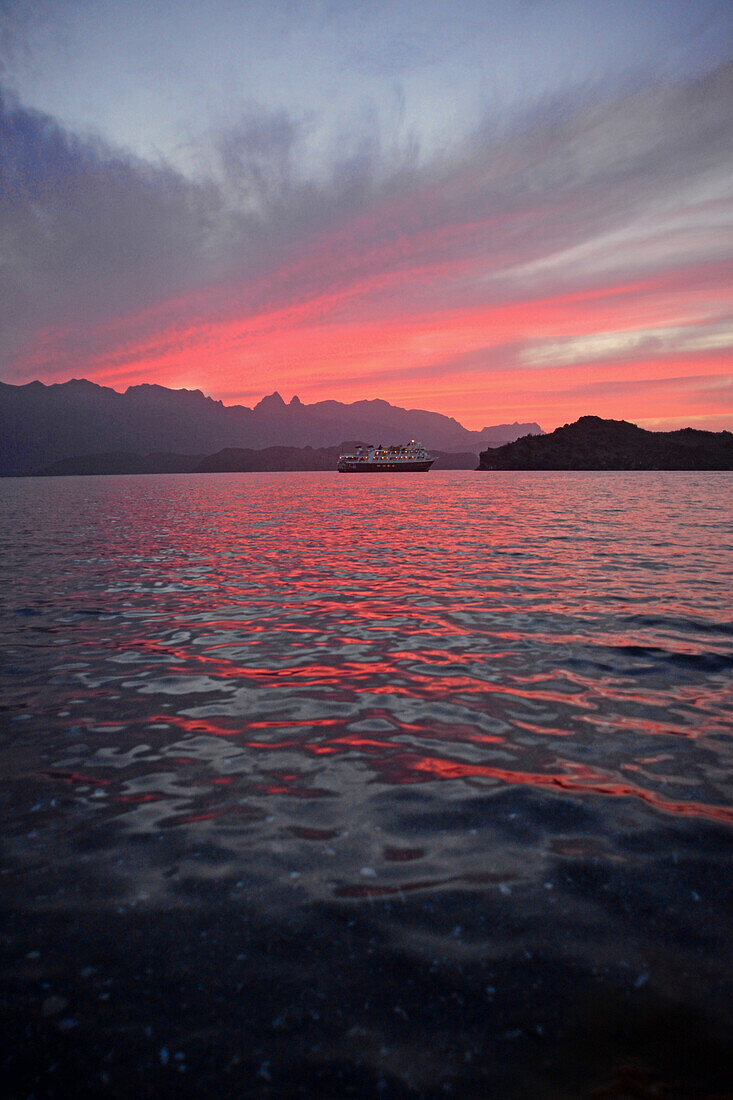 Boot in der Sea of Cortez bei Sonnenuntergang, Baja California, Mexiko