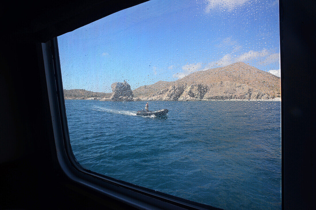 Zodiac vom Bootsfenster aus gesehen, Sea of Cortez, Mexiko