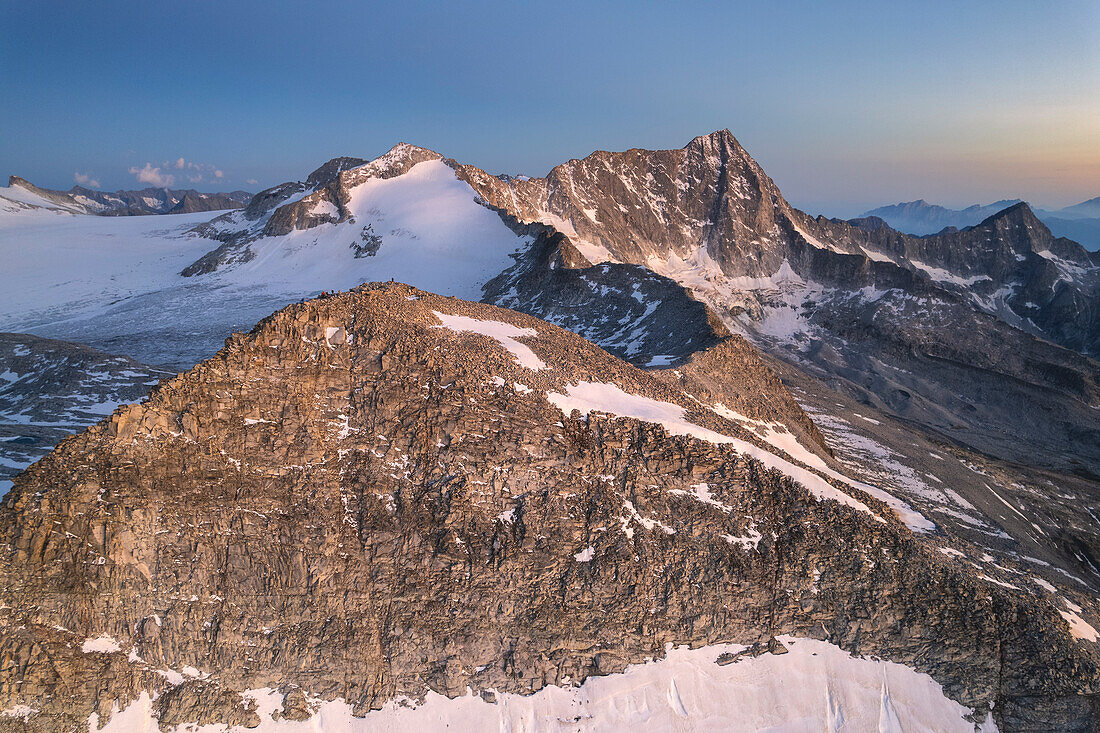 Landschaft des Adamello-Parks von der Venerocolo-Spitze in Vallecamonica, Provinz Brescia in der Lombardei, Italien.