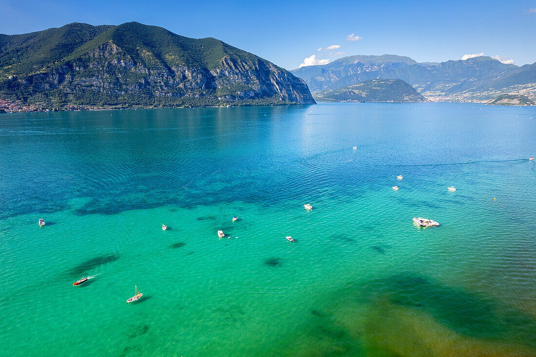 Iseo See Luftbild in Sommertagen, Provinz Brescia in der Lombardei, Italien, Europa.