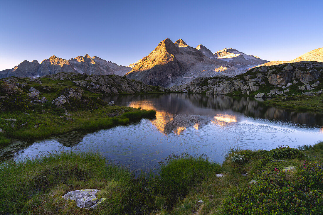 Sonnenaufgang im Adamello-Brenta-Naturpark, Mandrone-See in Trentino Alto Adige, Italien, Europa.