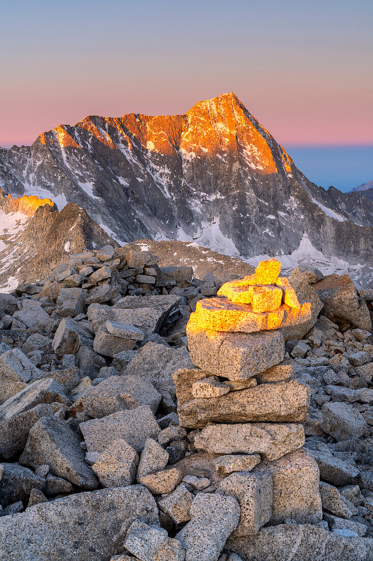 Sonnenaufgang vom Berg Veneroccolo im Adamello Naturpark, Provinz Brescia in der Lombardei, Italien, Europa.