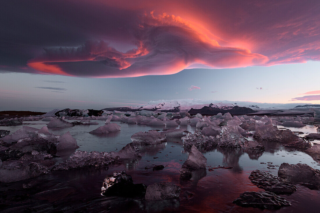 Mitternachtssonne und verrückter Himmel am Jökulsárlón, Diamantstrand, Austurland, Island, Nordeuropa