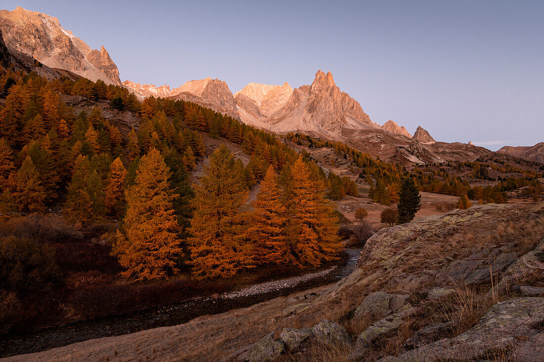 Herbstsonnenaufgang im Claree-Tal, Nevache, Hautes Alpes, Französische Alpen, Frankreich