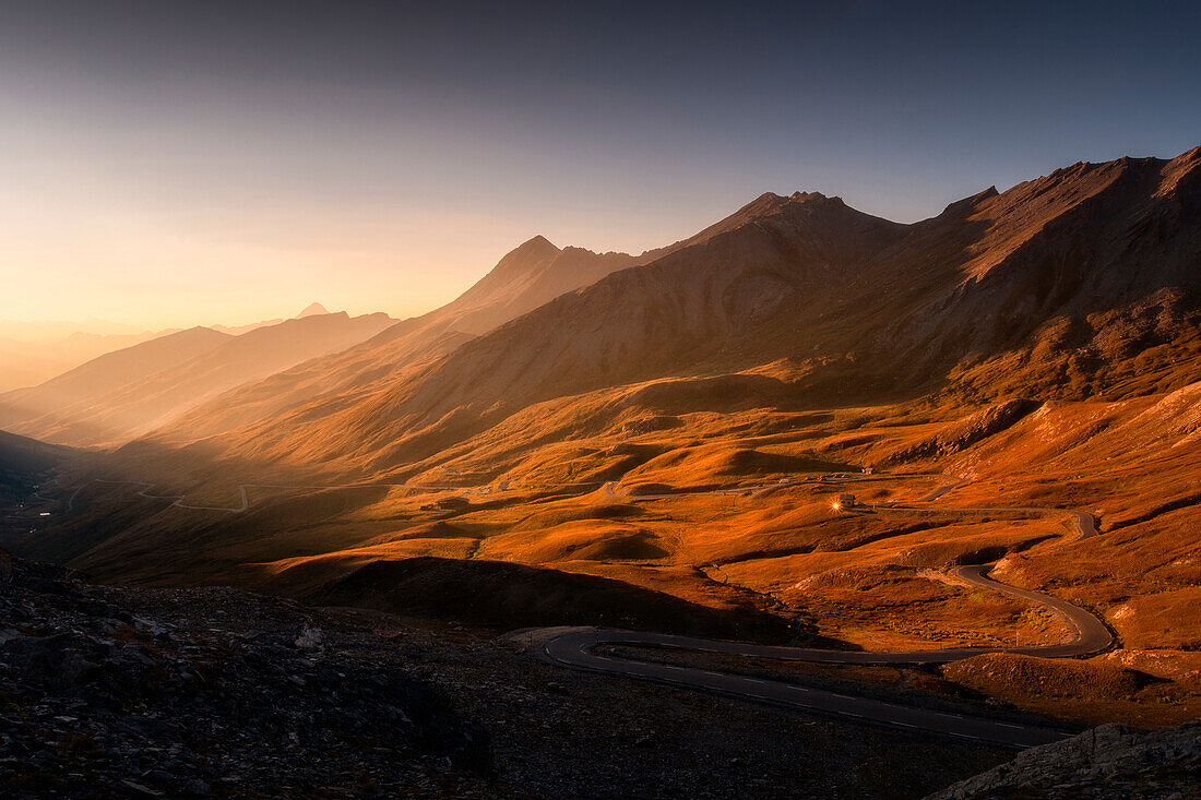 Warmer Sonnenuntergang im Val Queyras, Colle dell'Agnello, Hautes Alpes, Frankreich