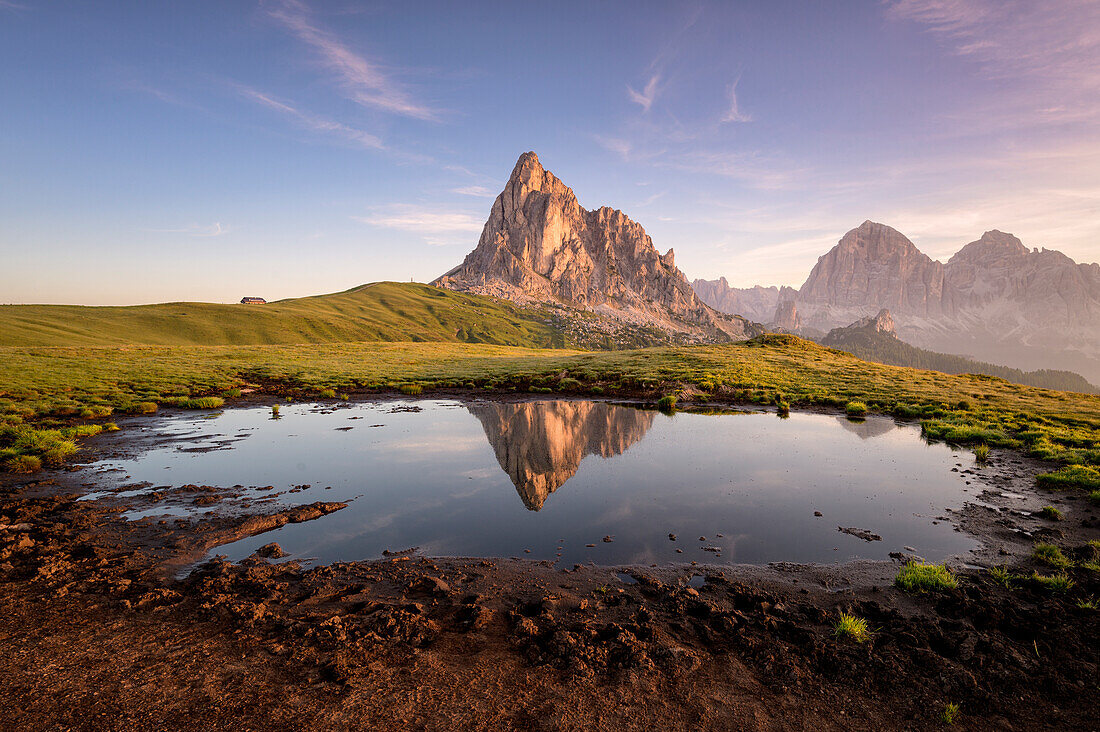 Ra Gusela spiegelt sich bei Sonnenaufgang am Passo Giau, Cortina d'Ampezzo, Dolomiti, Dolomiten, Venetien, Italien