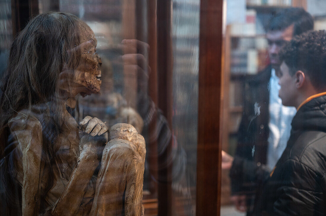 Besucher überrascht mit der Mumie eines Mädchens und eines Jungen im Archäologischen Museum Carmo (MAC) im Kloster Carmo, Lissabon, Portugal