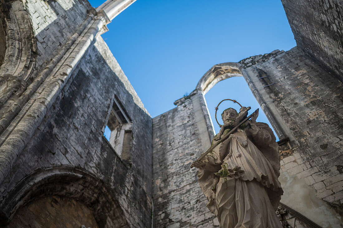 Sao Joao Nepomuceno-Skulptur von Bellini im Carmo Convento (Convento da Ordem do Carmo), einem ehemaligen katholischen Kloster, das 1755 zerstört wurde und heute das Archäologische Museum Carmo (MAC) beherbergt, Lissabon, Portugal