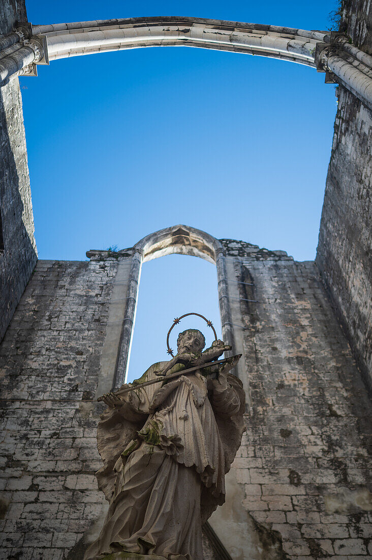Sao Joao Nepomuceno-Skulptur von Bellini im Carmo Convento (Convento da Ordem do Carmo), einem ehemaligen katholischen Kloster, das 1755 zerstört wurde und heute das Archäologische Museum Carmo (MAC) beherbergt, Lissabon, Portugal