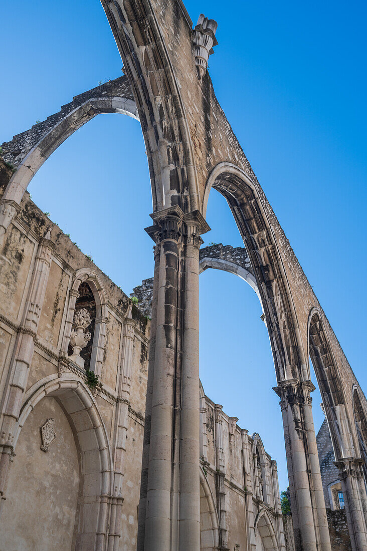 Carmo Convento (Convento da Ordem do Carmo), ein ehemaliges katholisches Kloster, das 1755 zerstört wurde und das Archäologische Museum Carmo (MAC) beherbergt, Lissabon, Portugal