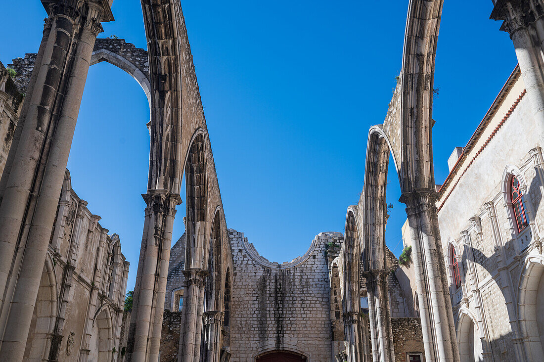 Carmo Convento (Convento da Ordem do Carmo), ein ehemaliges katholisches Kloster, das 1755 zerstört wurde und das Archäologische Museum Carmo (MAC) beherbergt, Lissabon, Portugal