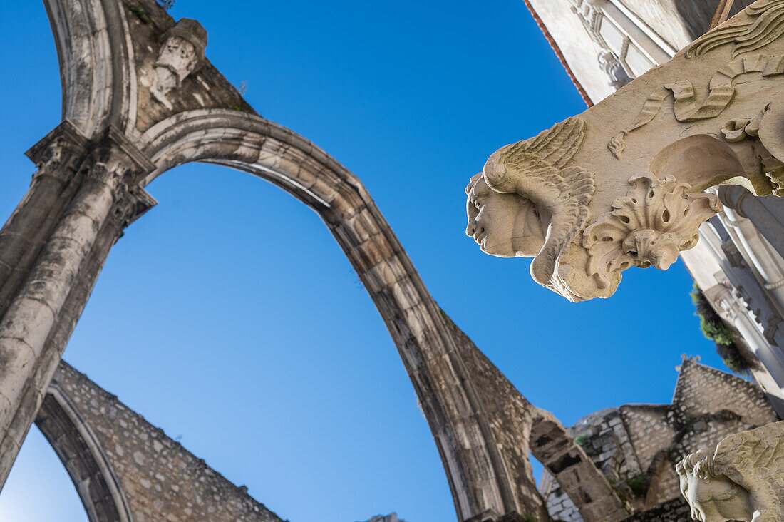 Carmo Convento (Convento da Ordem do Carmo), ein ehemaliges katholisches Kloster, das 1755 zerstört wurde und das Archäologische Museum Carmo (MAC) beherbergt, Lissabon, Portugal