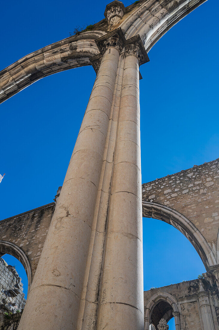 Carmo Convento (Convento da Ordem do Carmo), ein ehemaliges katholisches Kloster, das 1755 zerstört wurde und das Archäologische Museum Carmo (MAC) beherbergt, Lissabon, Portugal