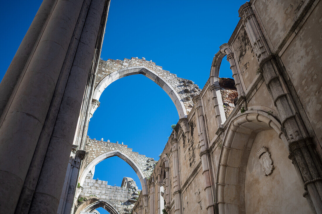 Carmo Convento (Convento da Ordem do Carmo), ein ehemaliges katholisches Kloster, das 1755 zerstört wurde und das Archäologische Museum Carmo (MAC) beherbergt, Lissabon, Portugal