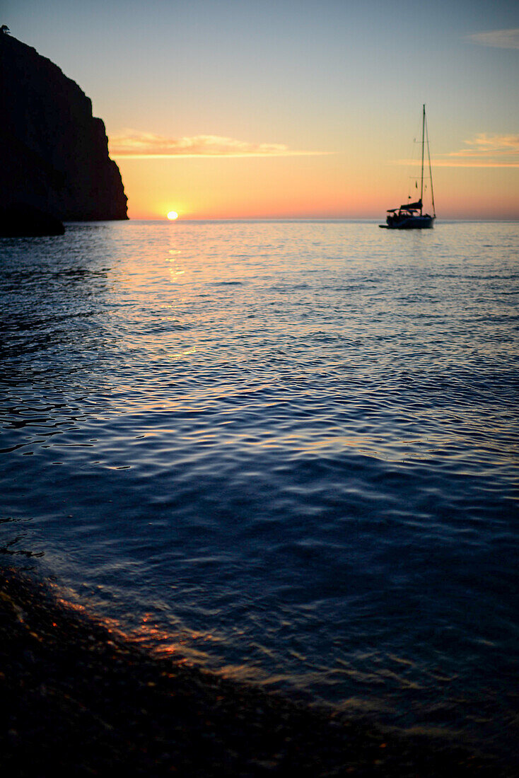 Segelboot bei Sonnenuntergang in Torrent de Pareis, Mallorca, Spanien