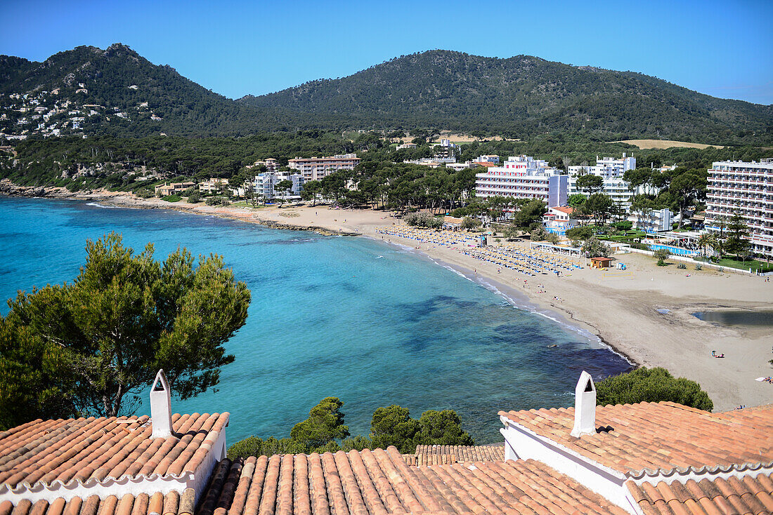 Blick von oben auf einen schönen Strand und Küstengebäude auf Mallorca, Spanien