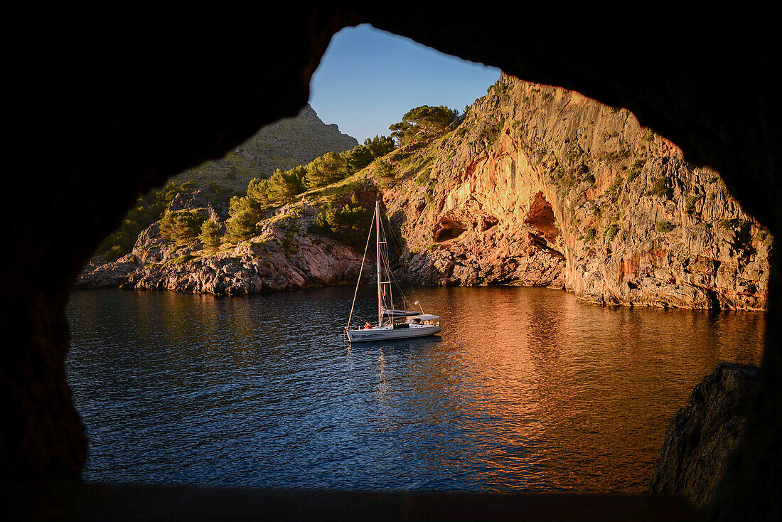 Segelboot bei Sonnenuntergang in Torrent de Pareis, Mallorca, Spanien