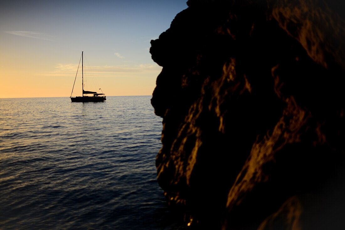 Segelboot bei Sonnenuntergang im Torrent de Pareis, Mallorca, Spanien