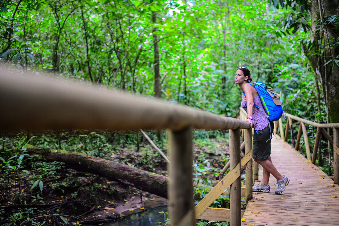 Junge weiße abenteuerlustige Frau erkundet den Manuel Antonio National Park in Costa Rica